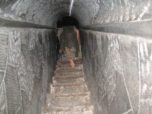 सीता गुफ़ा की संकीर्ण सीढ़ियाँ
