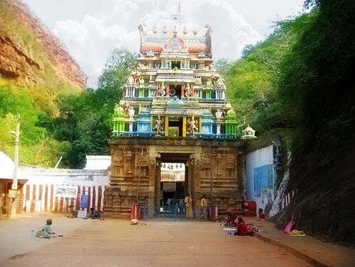 Ahobilam, l'endroit où le Seigneur a tué Hiranyakasipu et sauvé Prahalada. | FAQ hindoue