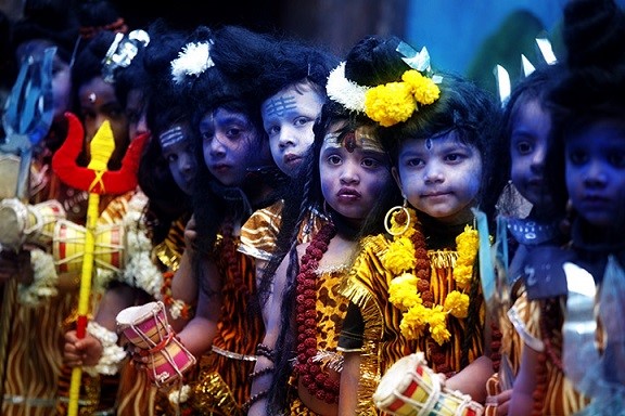 महा शिवरात्रि पर बच्चों ने शिव के रूप में कपड़े पहने