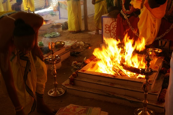 Hindus Performing Yagna | Hindu FAQs