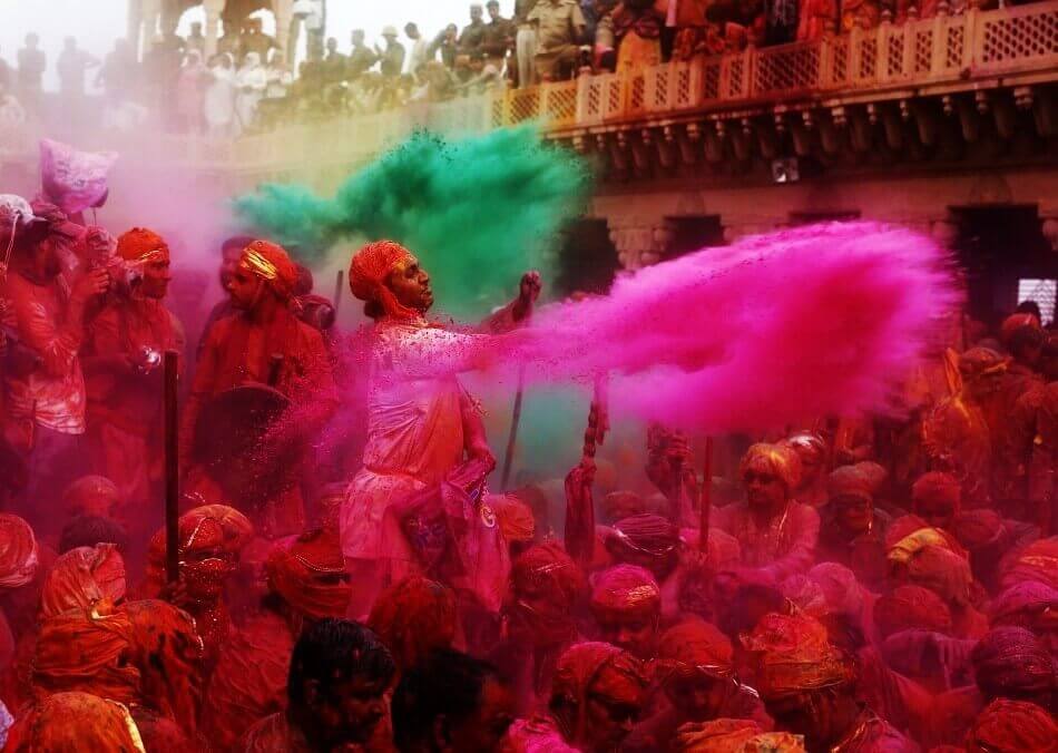 Throwing colour on the crowd