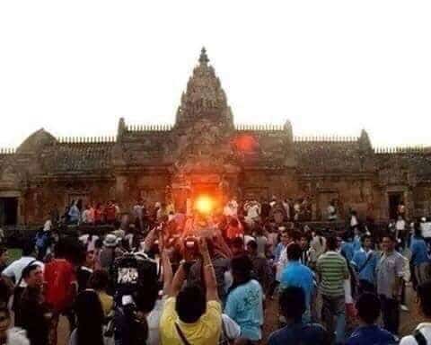 कंबोडियातील अंगकोर वट मंदिरात प्रवेश करताना सूर्य