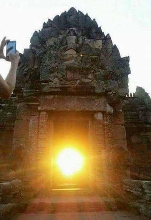 कंबोडियातील अंगकोर वट मंदिरात प्रवेश करताना सूर्य