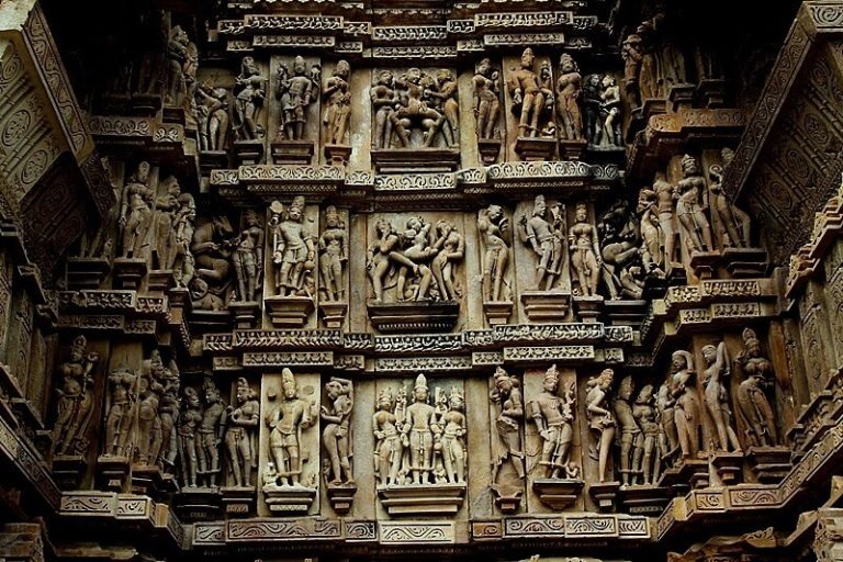 Erotische sculpturen en prachtig houtsnijwerk van de Khajuraho-tempel