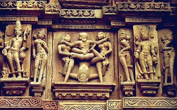கஜுராஹோ கோயிலின் சிற்றின்ப சிற்பங்கள் மற்றும் அழகான சிற்பங்கள்