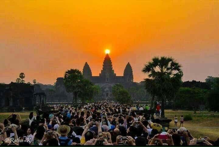 Soleil entrant dans l'Angkor Wat au Cambodge