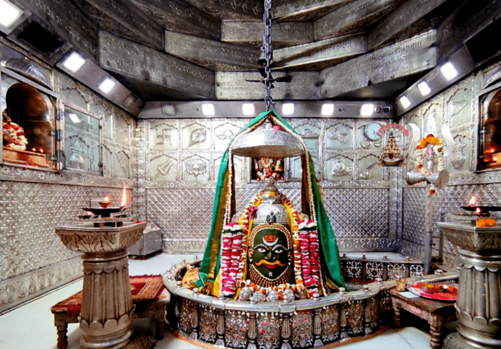 महाकालेश्वर ज्योतिर्लिंग मंदिर- गाभाराच्या आत महाकालेश्वर शिवलिंग फोटो - हिंदू एफएक्यू