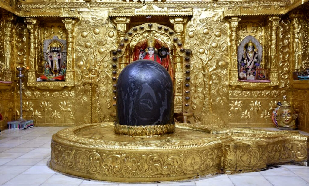 Somnath Jyotirlinga Temple - Binnen gabhara Linga Foto - HinduFAQs